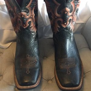 Men’s black Ariat boots. Size 10D